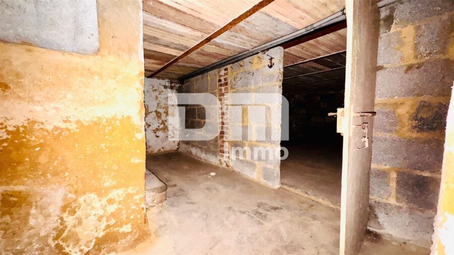 Sanierungsbedürftiges Einfamilienhaus + Doppelgarage - KG Teilkeller / Diele